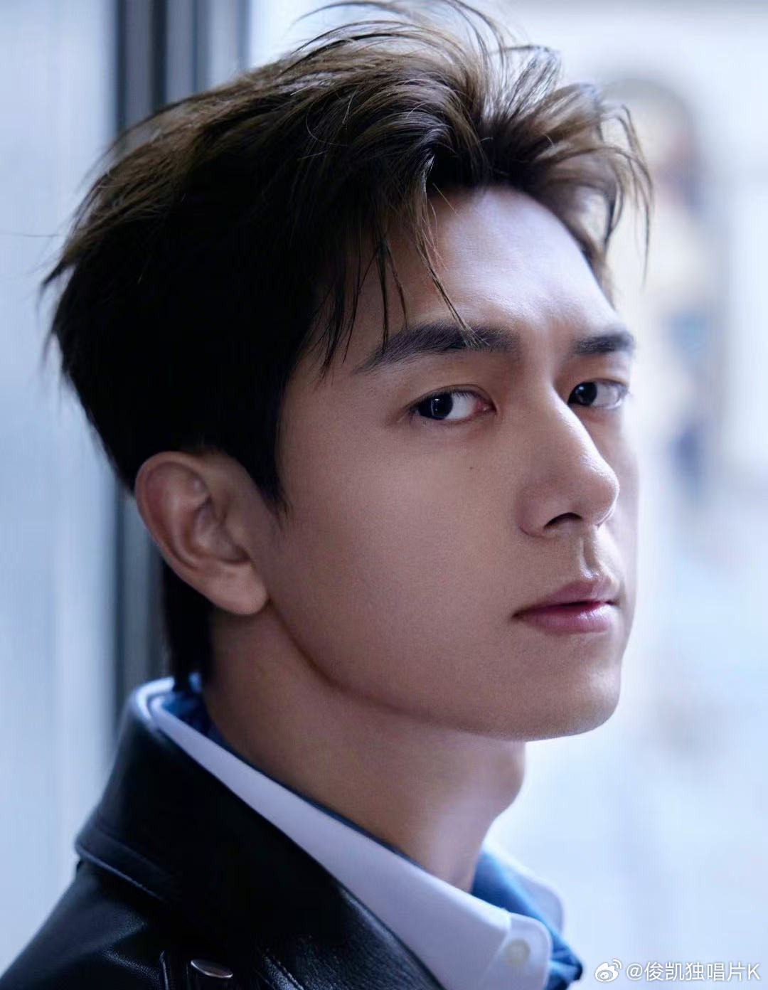 李现回应英文名Jungle 他这种与粉丝打成一片的态度，真的很难不让人喜欢。 