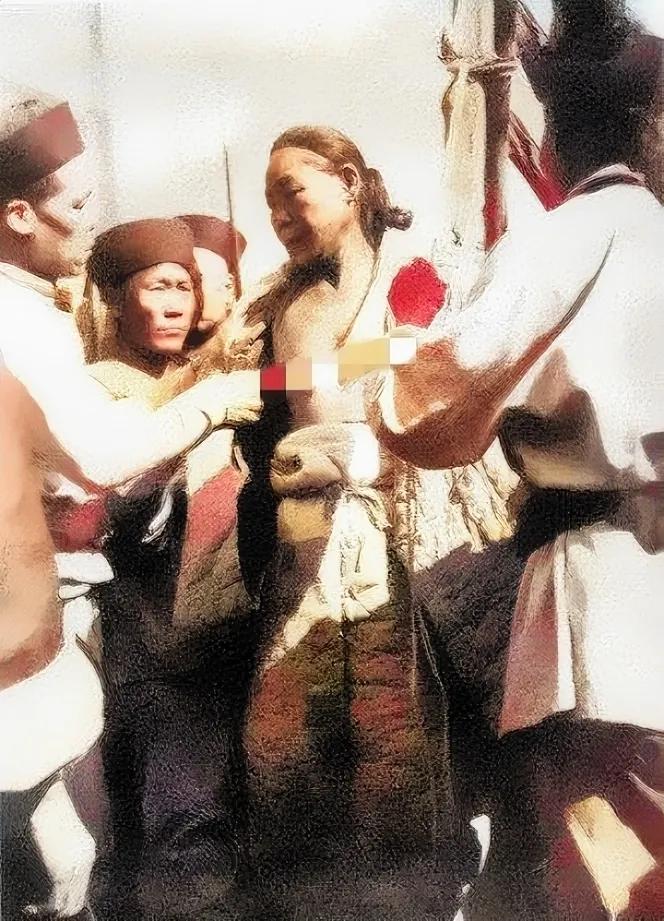 1904年，清末最后一位被凌迟处死的人，王维勤，留下的最后一张照片，镜头中的他被