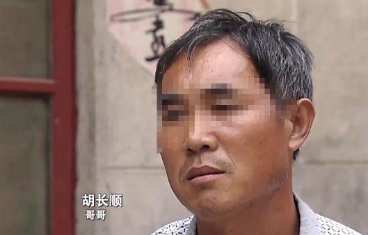 江苏， 一哥哥因家穷，在别人家当了上门女婿。几十年后，弟弟拆迁分了6套房子，哥哥