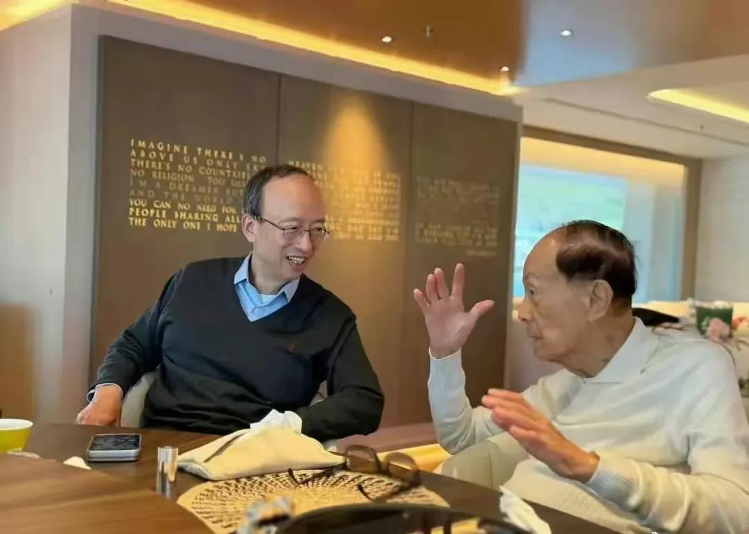 李嘉诚最新公开照片。

画面中，李嘉诚正在跟伏明霞的老公梁锦松在交谈。

像是梁