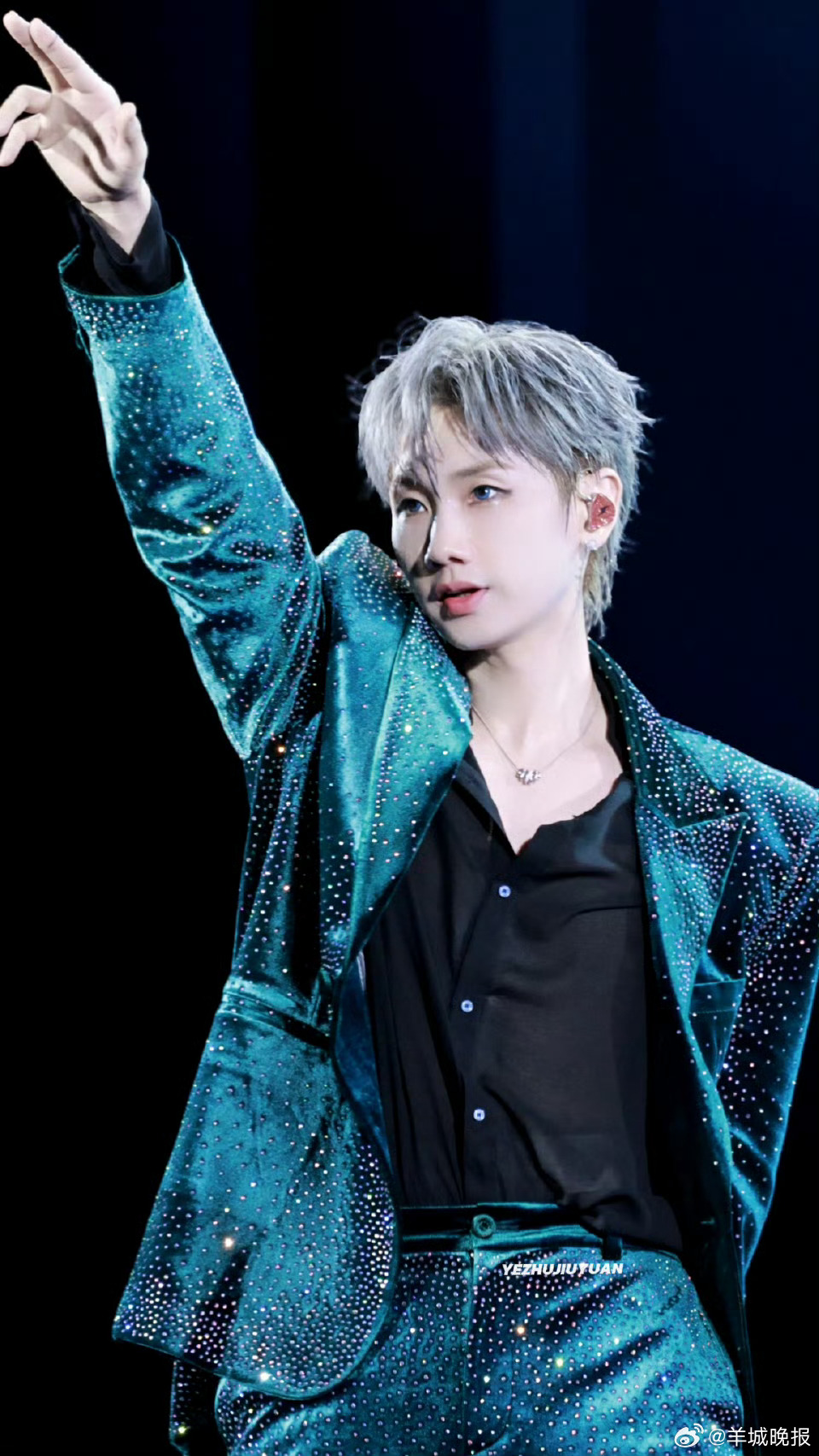 【谁的发色最别出心裁】不同的发色伴随不同的造型，总会让人眼前一亮。内娱哪位艺人的