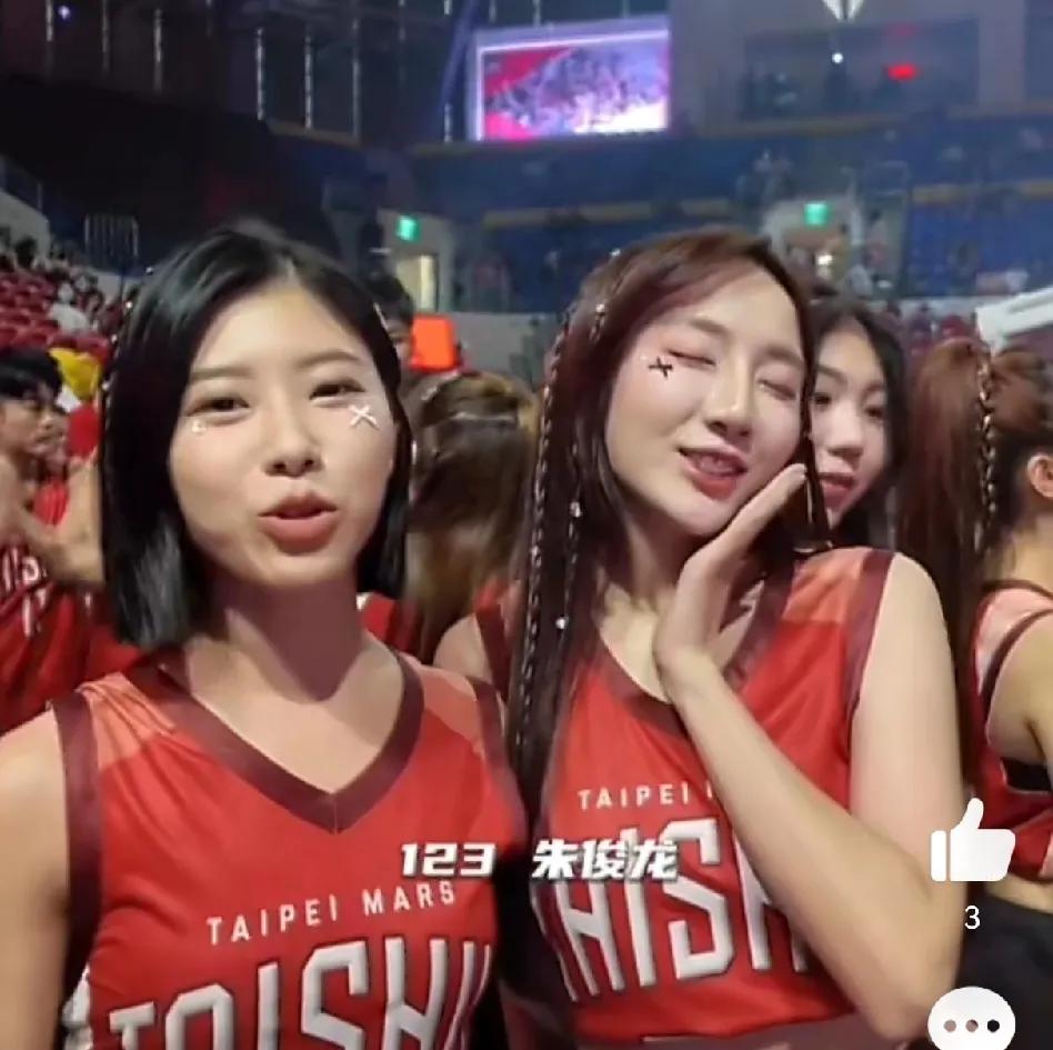 朱俊龙要小心了万万不能中了湾湾啦啦队的美人计啊！

林秉圣给队友朱俊龙特意拍视频