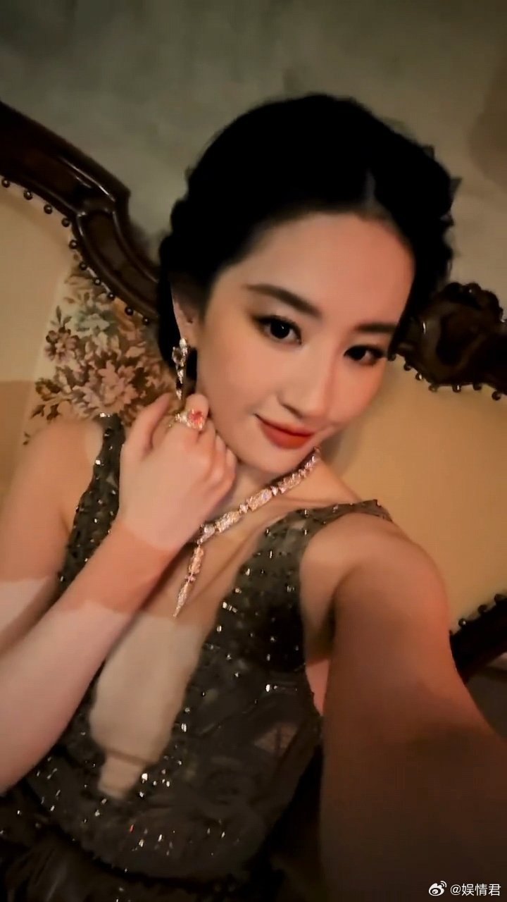 小猫玩手机就刘亦菲这样刘亦菲金智媛生图谁家小猫偷偷玩手机 