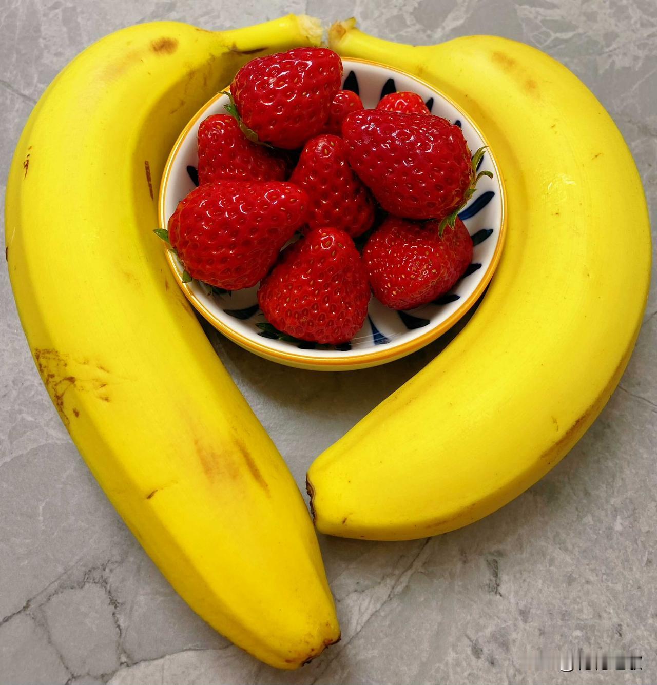 相对于足球⚽来说，篮球🏀会更熟悉一些，但是由于初中我们班男生更爱足球，因此也偶