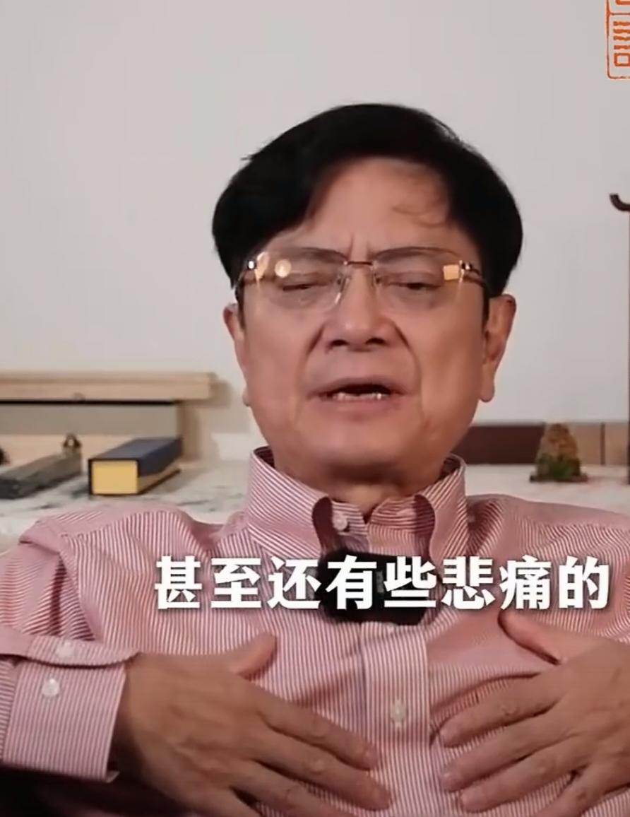 郑强教授悼念张雪峰，眼角已经泛起泪花了。以前郑强教授总是说张雪峰，娃儿挺可爱的，