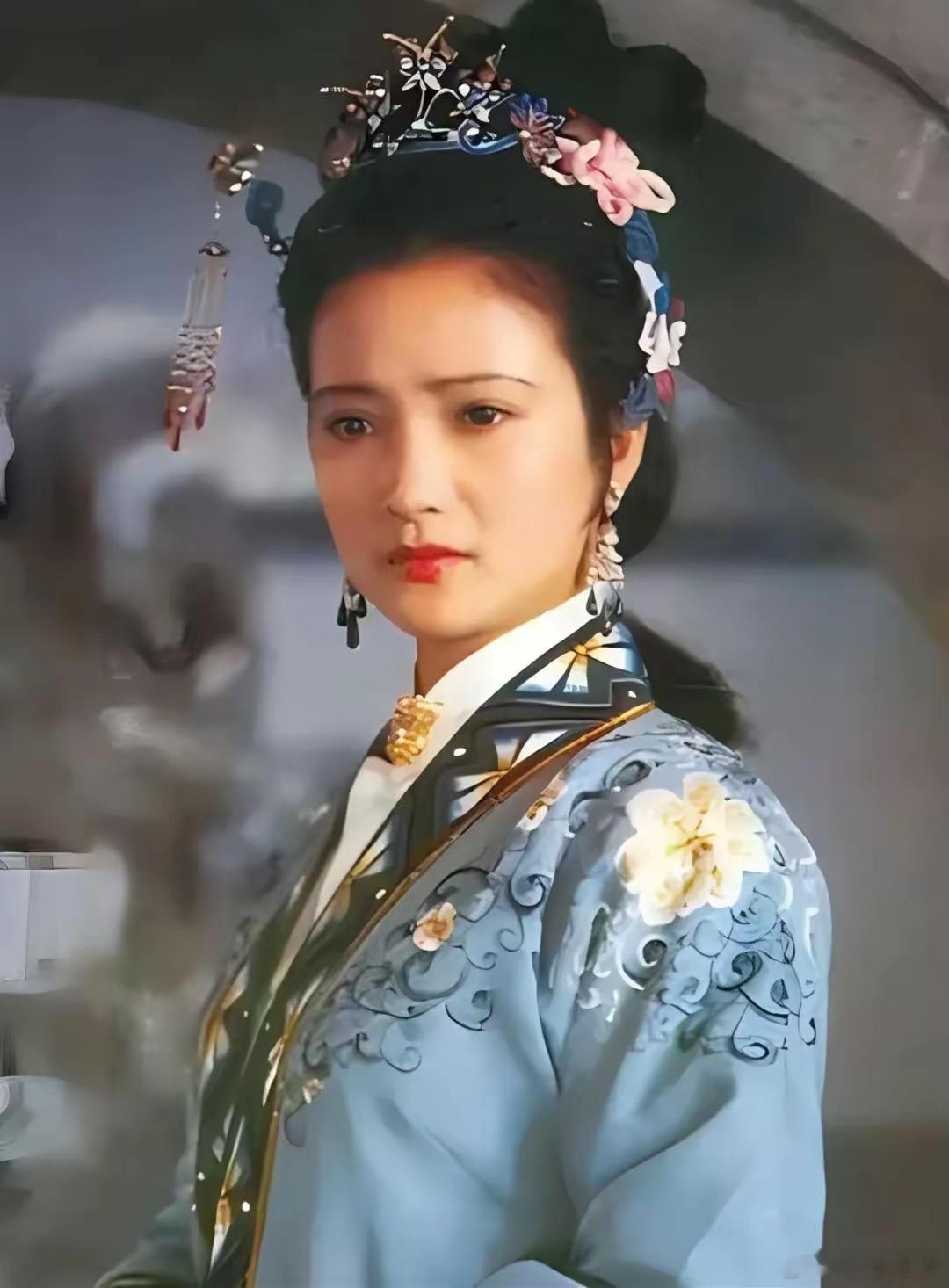 何晴曾不顾一切嫁给三婚的许亚军何晴，那个演遍四大名著里的大美女： 1、《红楼梦》