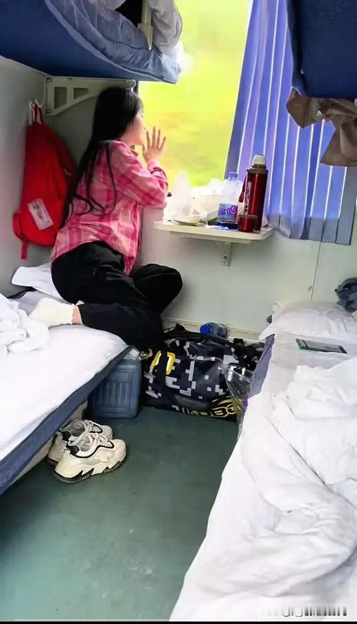 从昆明开往成都的一列绿皮火车，在一个卧铺车厢里，有一个年轻的姑娘，一路上显得那么