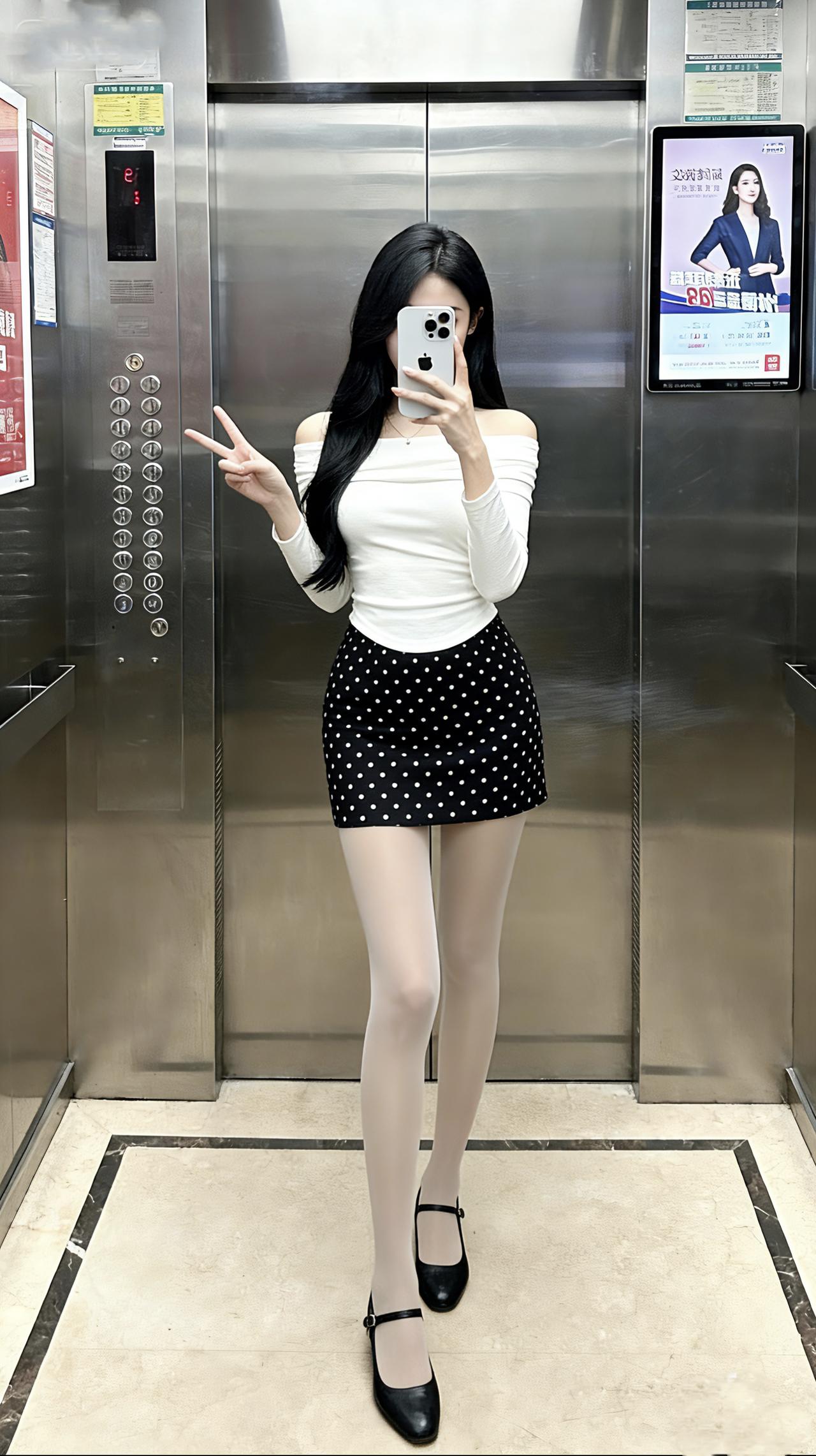 白上衣露肩设计又纯又欲，黑波点裙复古感拉满，搭黑玛丽珍鞋，电梯间随手拍都像甜辣学