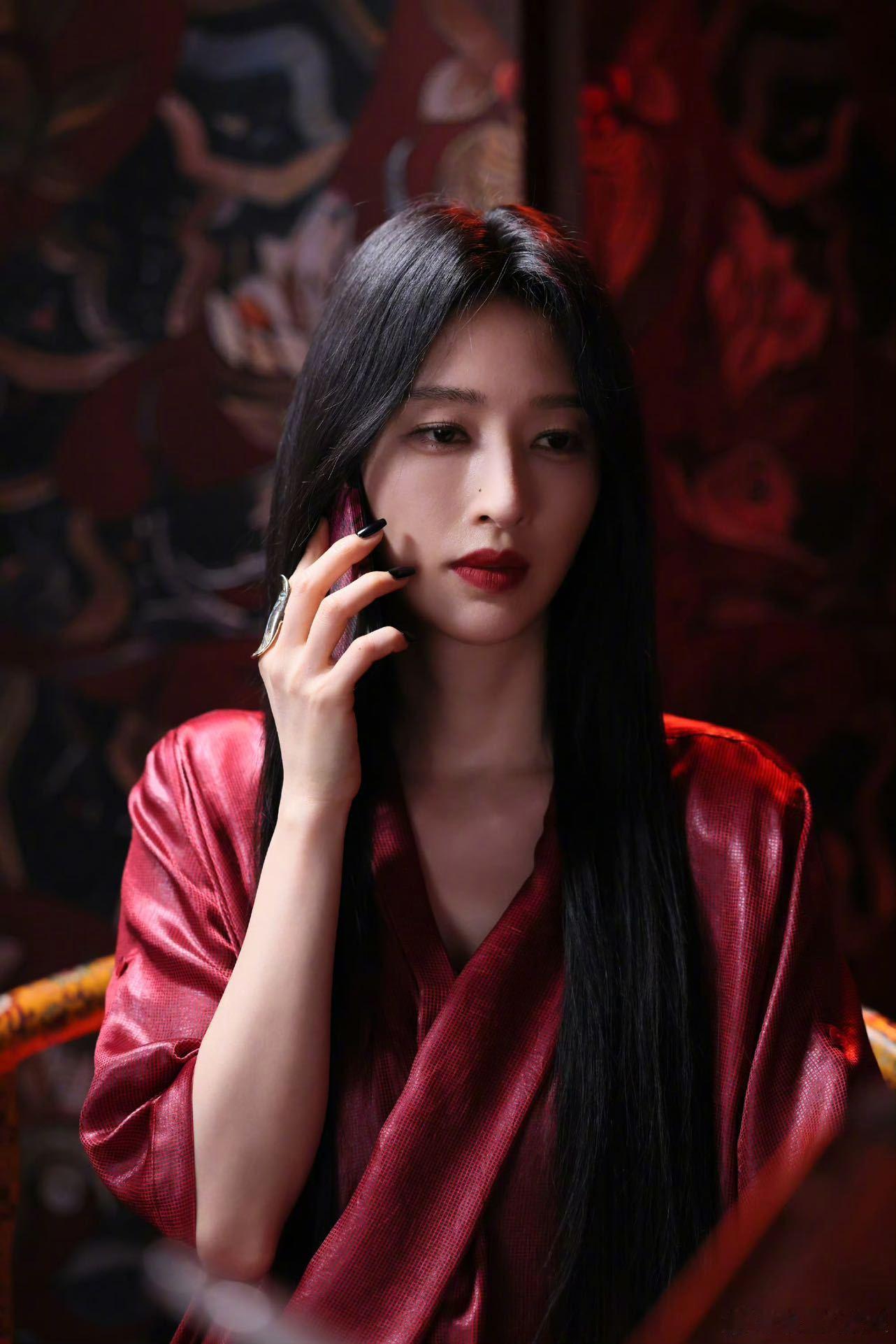 张俪是吃防腐剂了吗 这状态是焊死了时光吧！多年颜值零变化，紧致线条+高级气场，平