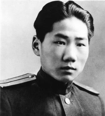 1955年，中央派人前往朝鲜挖毛岸英坟墓，可当大家刚开始挖，就突然跑过来一名妇女