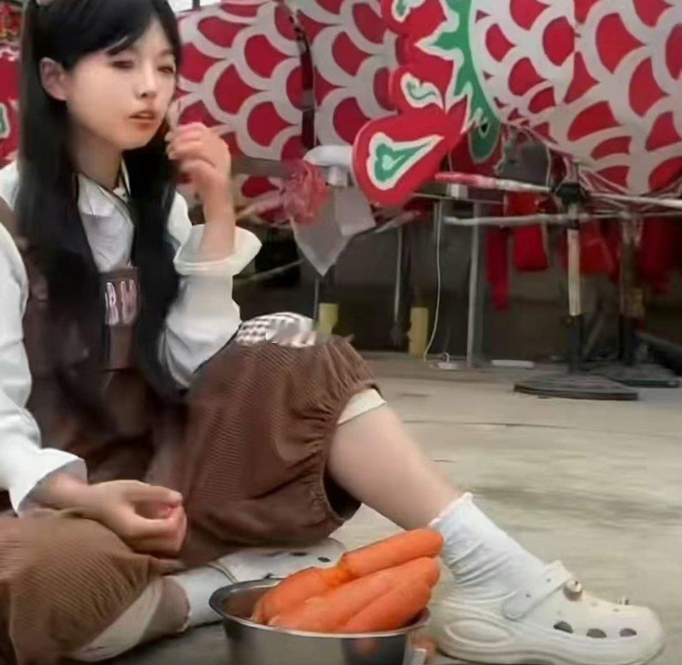 恩施00后女孩用胡萝卜啃出巨型锦鲤一口一口啃出来的傩舞锦鲤什么样恩施这位00后女