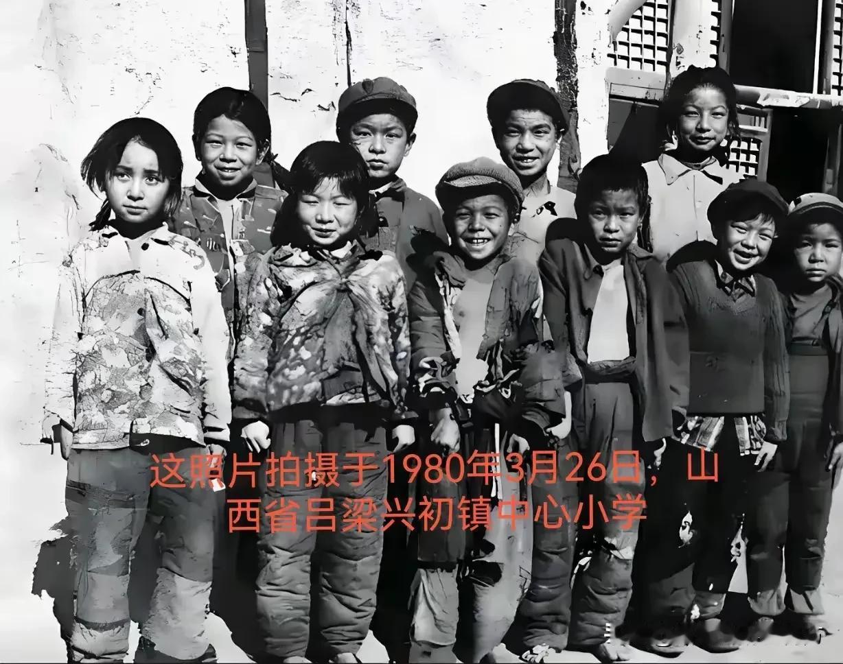 00后是万万不会相信这个事实的，这就是80年代乡村的标准状况，衣着褴褛，甚至很多