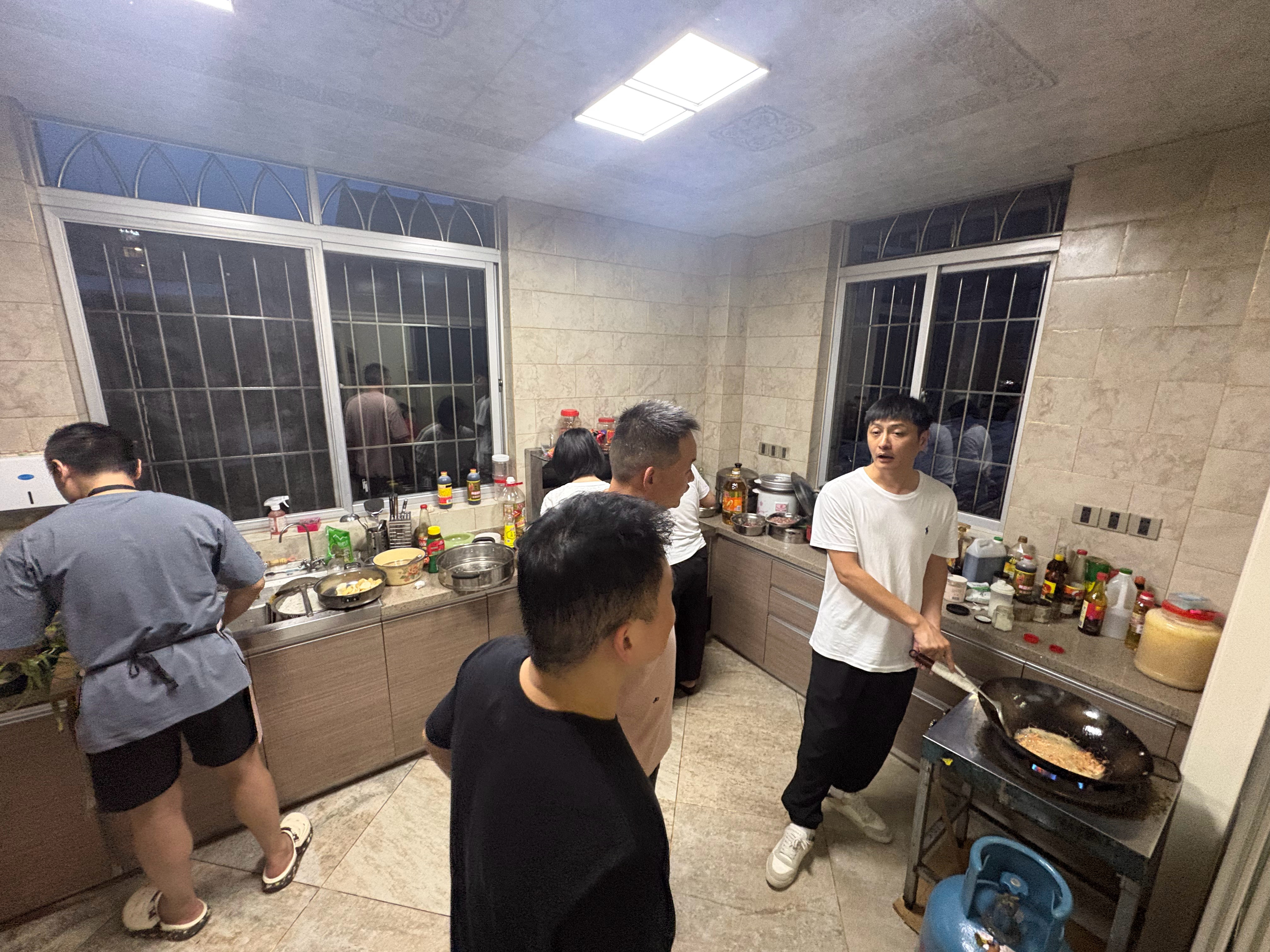 去发小家吃饭，每人一道拿手菜，猜猜我准备的是什么 