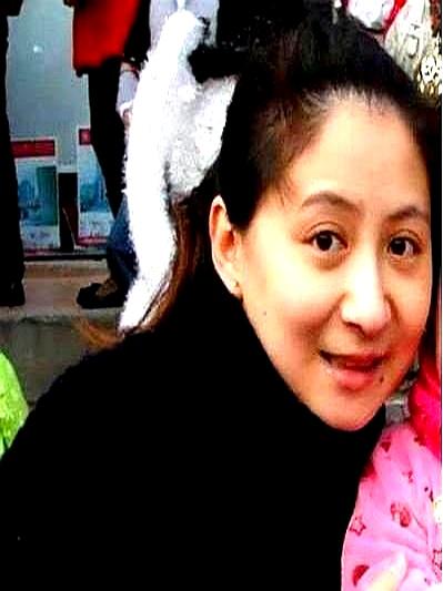 一天晚上，赵本山脱了衣服正准备睡觉。
 

马丽娟心疼自家妹子没个着落，就在枕边