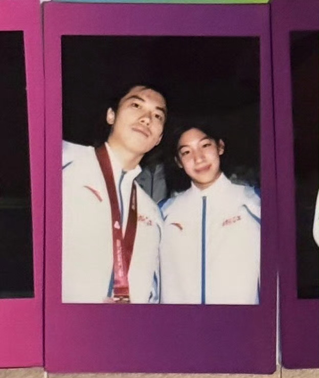 你是一个小运动员你心明如镜，能认清谁是榜样喜爱自然是毫不遮掩。 