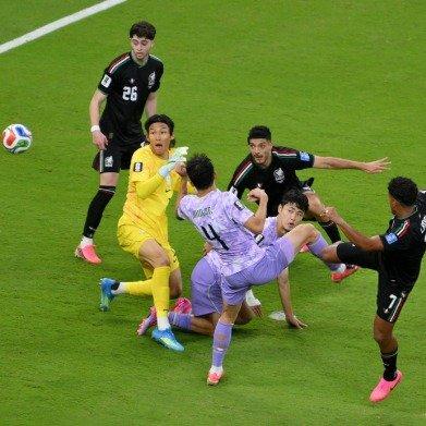 韩国门将“黄油手”葬送全局

2026年世界杯A组第二轮，韩国0-1墨西哥。
