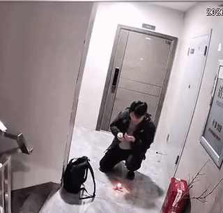 一名男子晚上下班回家，走到家门口却不着急进门？
只见他突然掏出来打火机，在自己浑