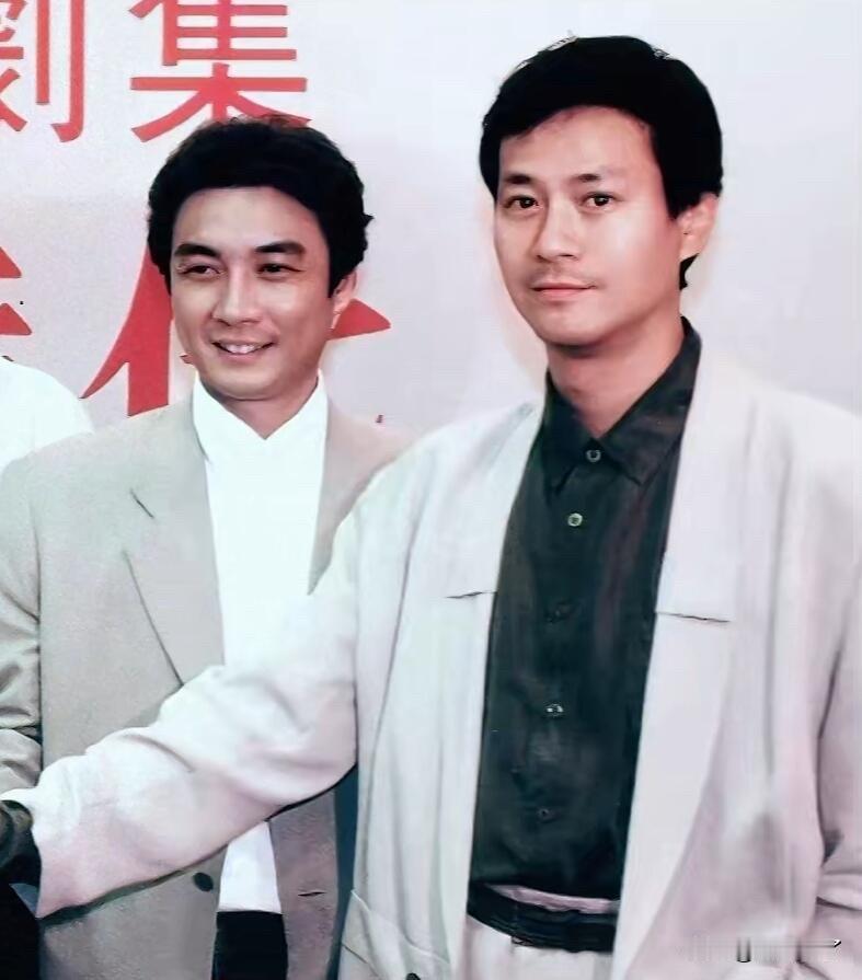 一黑一白，郑少秋与刘松仁。

两位老戏骨私下十分可爱，采访现场格外默契，竟会异口