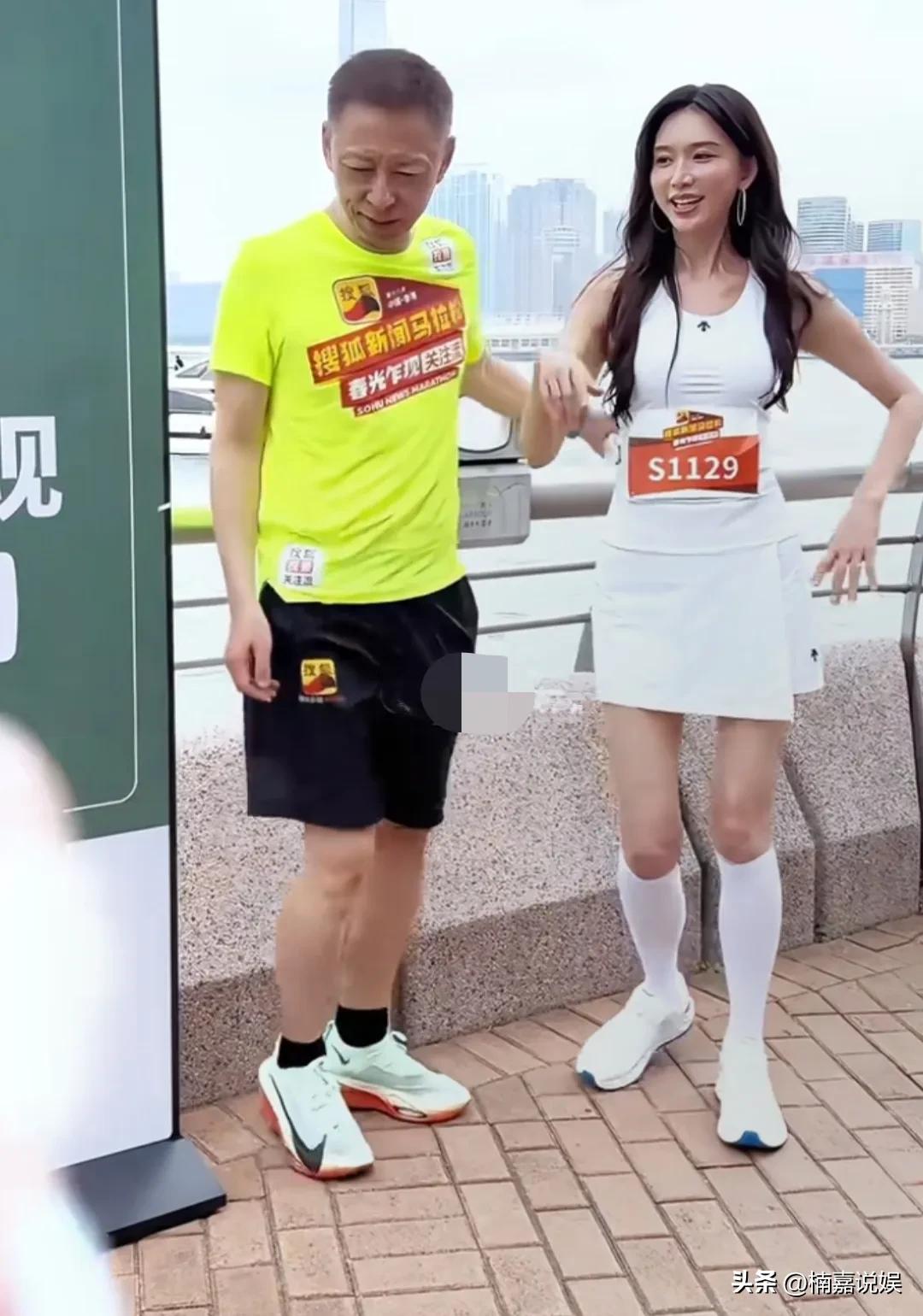 看到这一幕我笑了，张朝阳张总，面对林志玲这个大美女，完全不自信了。[呲牙]
在香