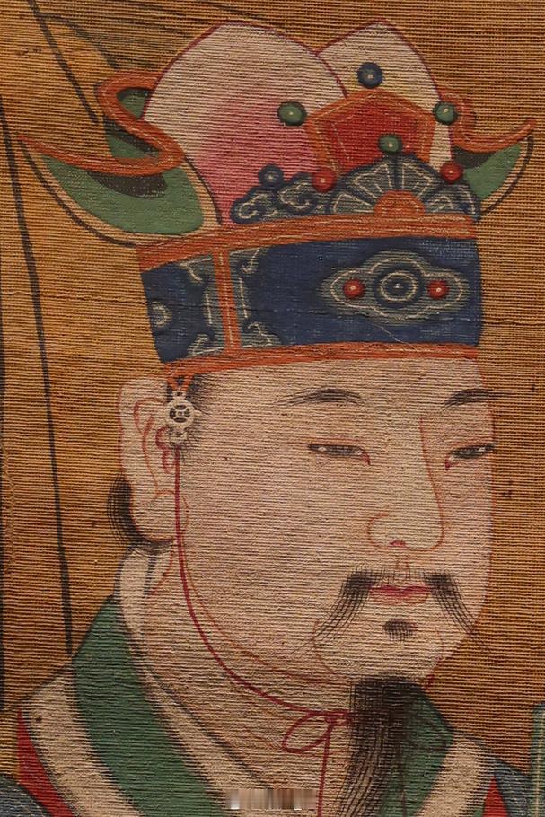 #物质文化资料# 不知道这种冠叫啥？像戴着俩桃子[嘻嘻]#画中三千界# ​​​