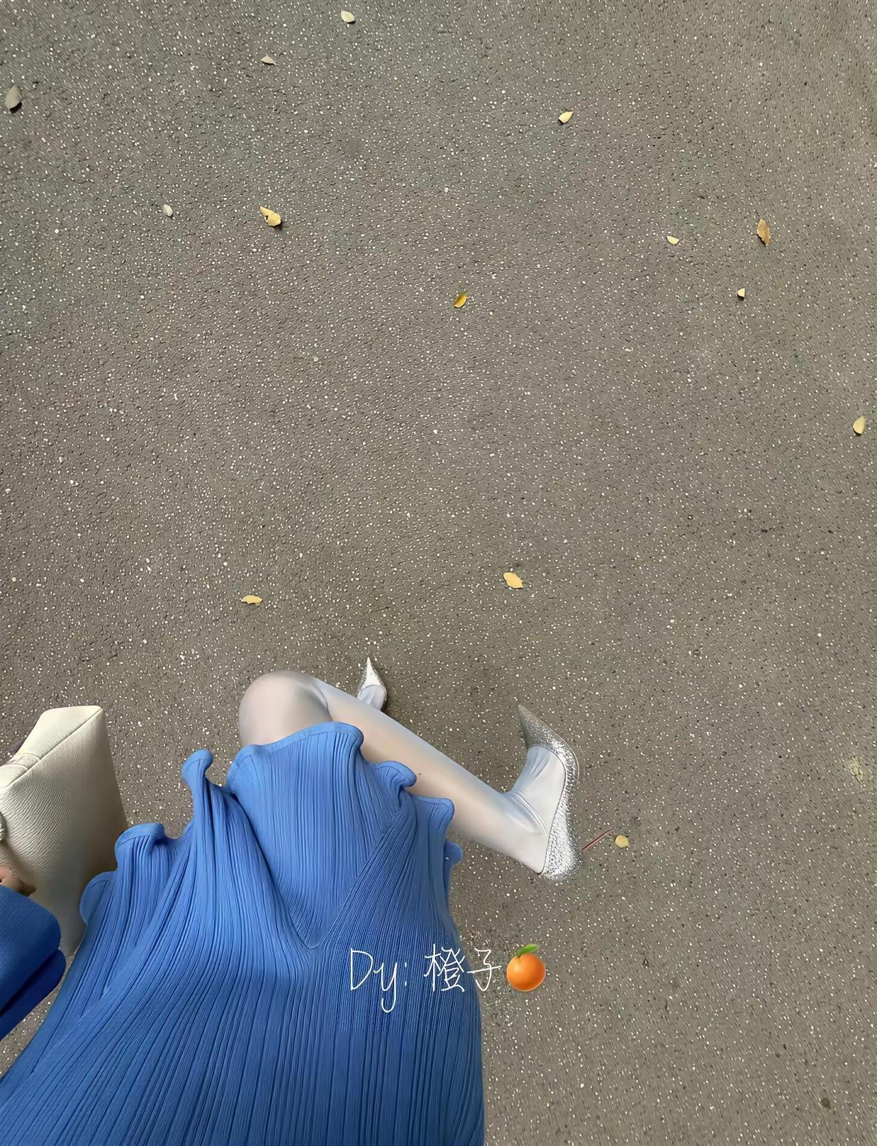 秋日穿搭指南：蓝色连衣裙与银色靴子的完美搭配