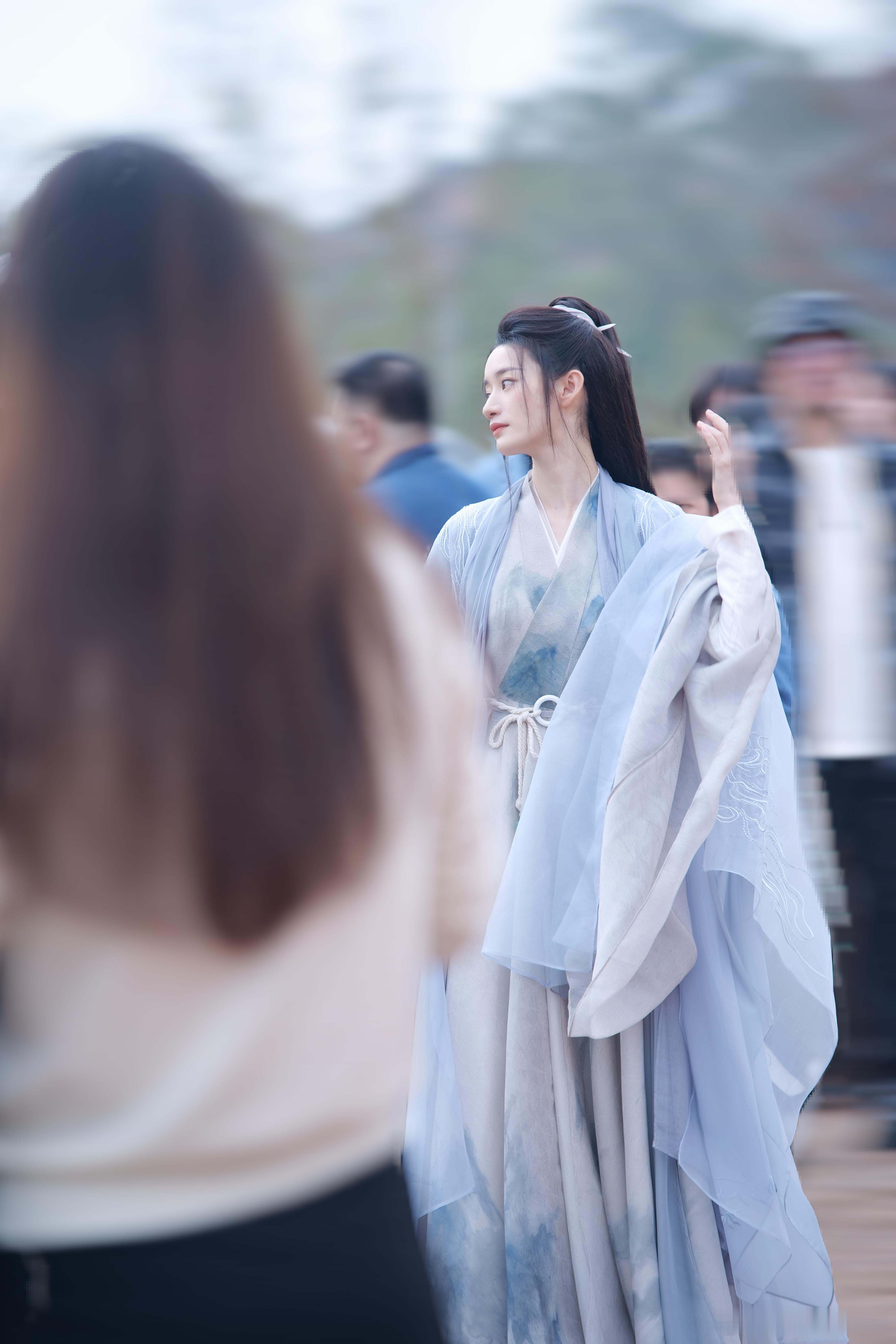 #郭晓婷新剧开机##郭晓婷女师尊的清冷感# ​郭晓婷新剧拉开帷幕，那身浅蓝色素衣