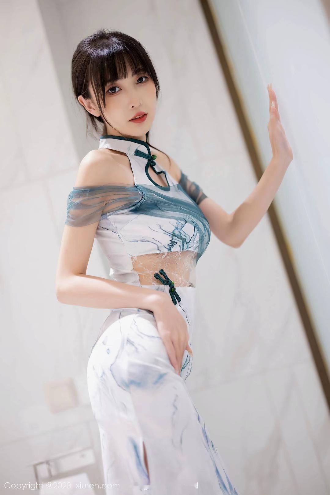 图中模特依旧是林星阑，这组写真呈现出两种截然不同的风格，一面是清冷雅致的新中式国