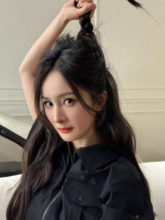 杨幂抓住这片刻的慵懒杨幂微风初遇的俏皮杨幂又来散发她的美貌了 ​​​