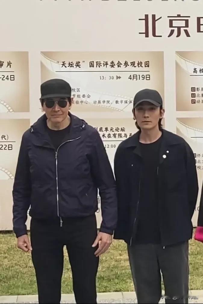 这是没有美颜滤镜的费翔和朱一龙，有一种美梦被狠狠打碎的感觉！
费翔驼背缩脖子，老
