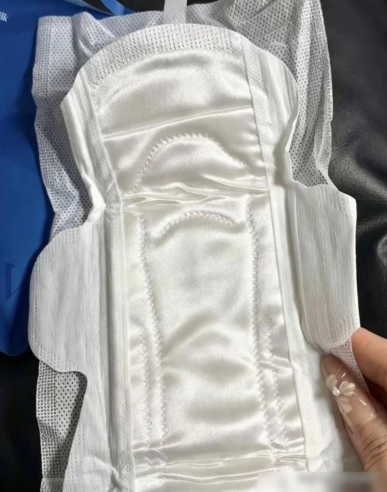 享不尽的福，受不尽的罪。

一片卫生巾，讲究到金线锁边、镶满钻石，第一反应不是羡