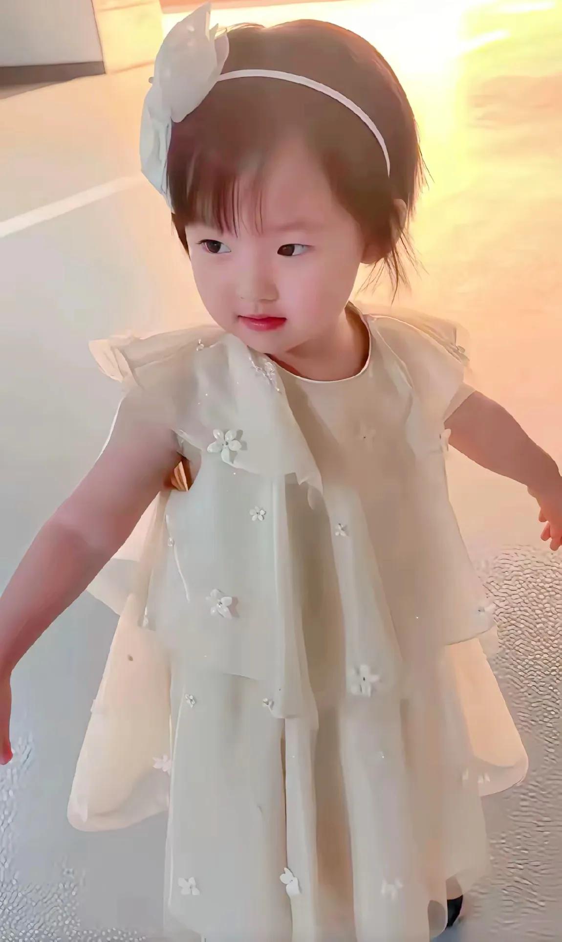很多人拿闪闪小公主跟小龙女比较，你觉得他们有得比吗，人家闪闪公主。长在短视频风口