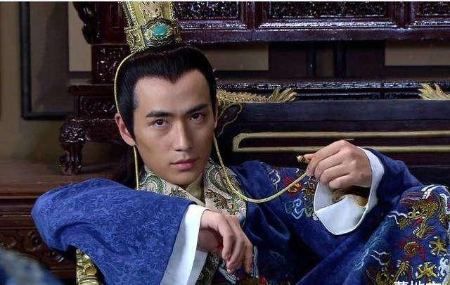 中国五千年历史，皇帝遭遇刺杀的故事不少，但宫女联手杀皇帝，只发生过这一回。

嘉