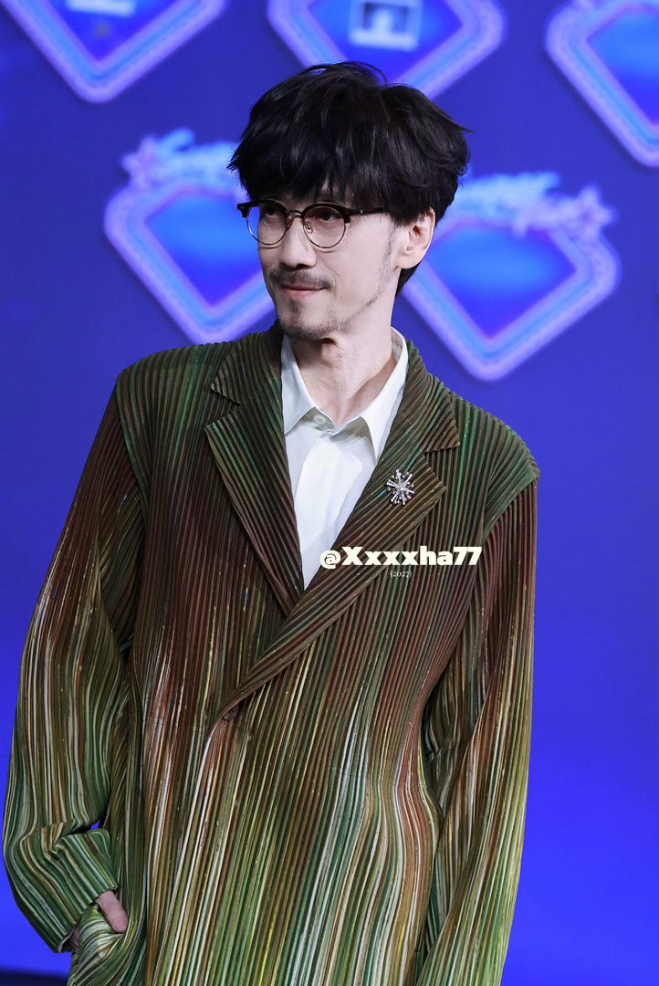 周传雄回应帮王俊凯写歌 前辈的认可不是客套，是看见了他的认真。周传雄口中的王俊凯