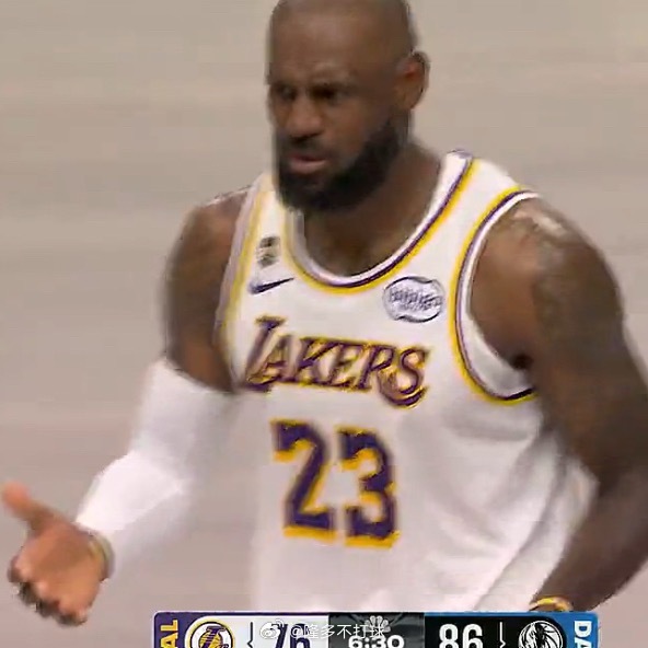 三节结束，湖人落后西部第十三独行侠10分。詹姆斯25分4失误，正负值-3湖人vs