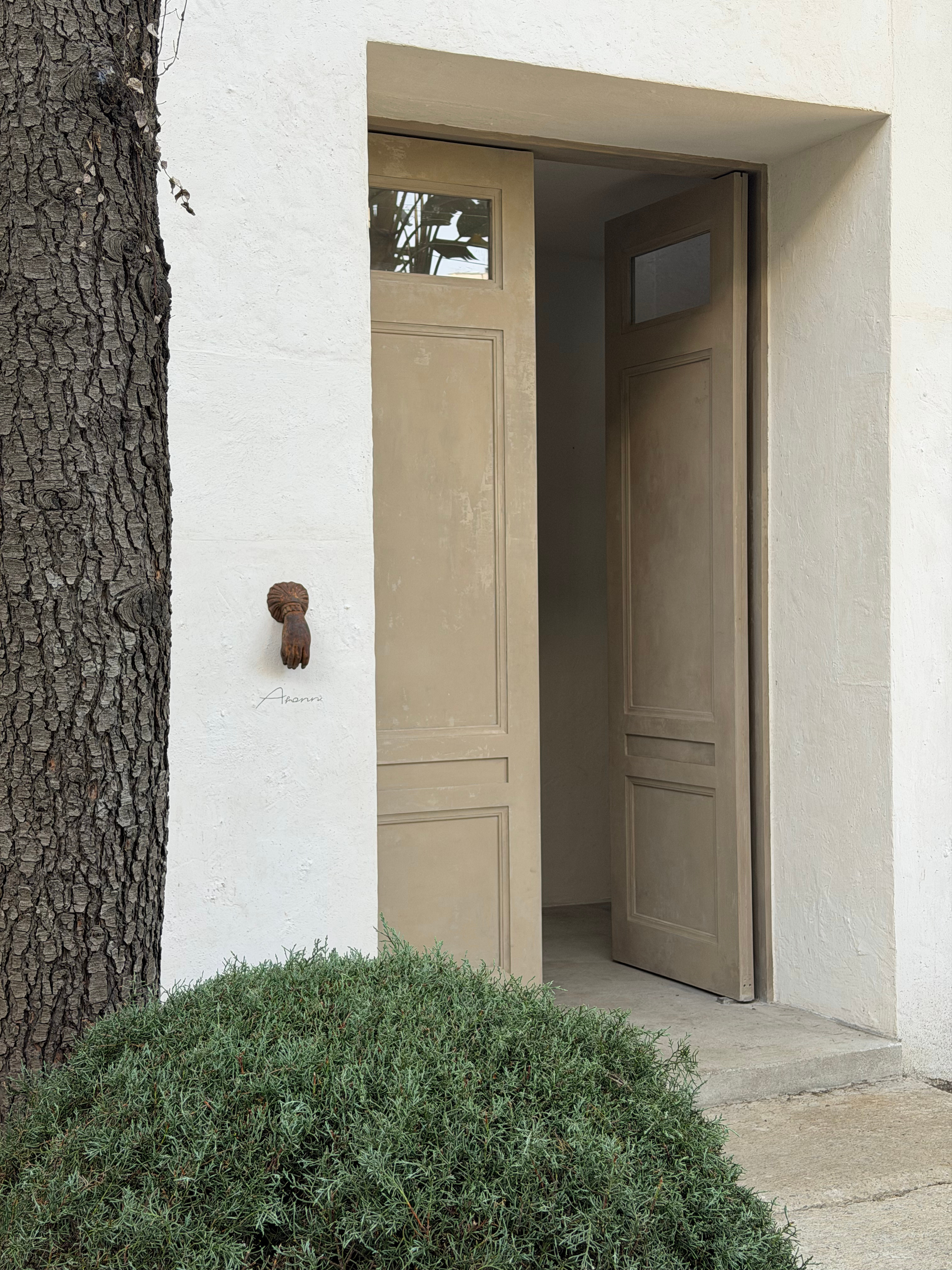 好消息：成都出太阳了，坏消息：成都的太阳像冰箱的灯一样。成都新开的咖啡店真的好火