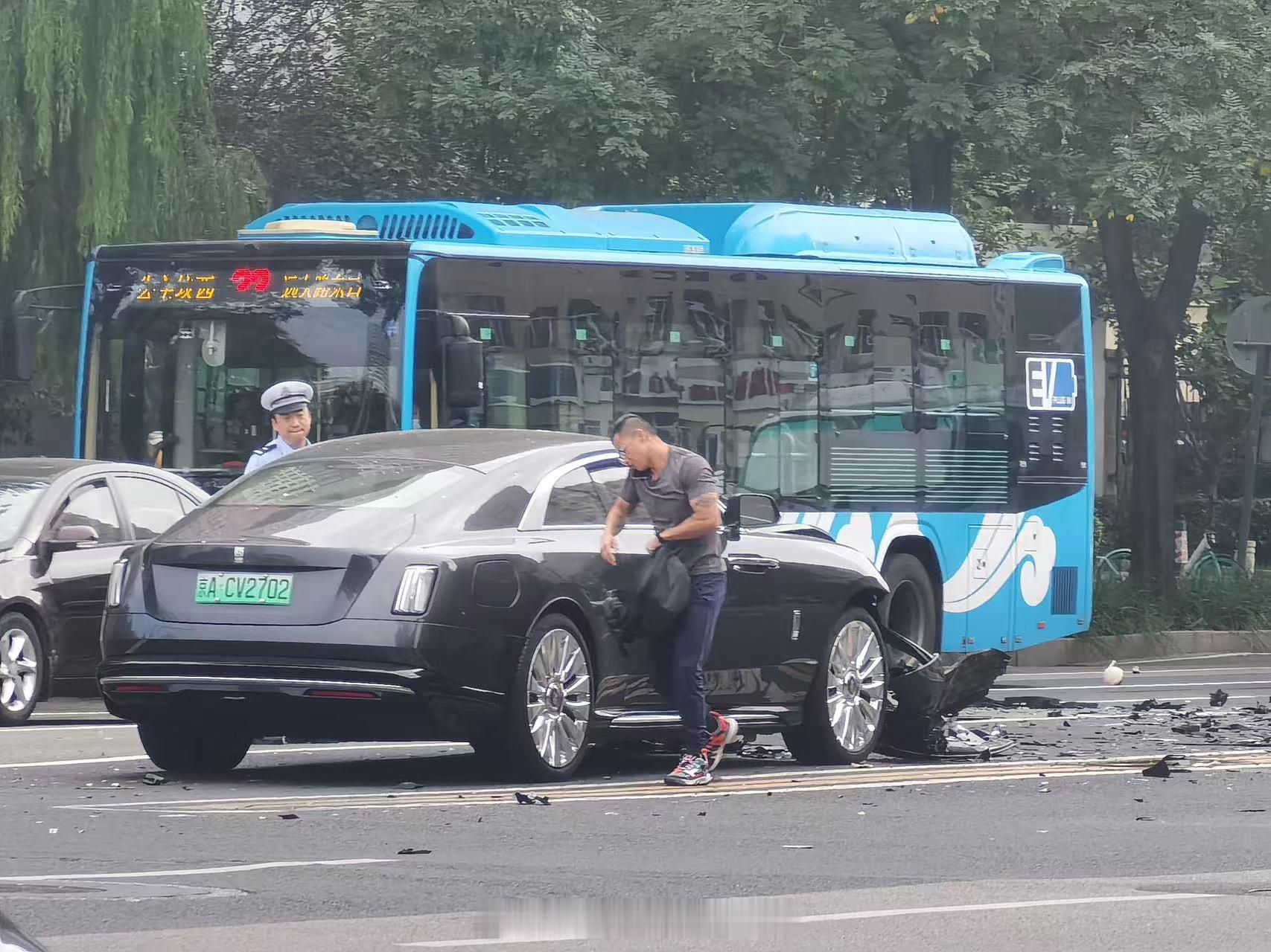 据说肇事车辆是某汽车头部，逆行全责没保险……全球人民都知道我们放假了  ​​​