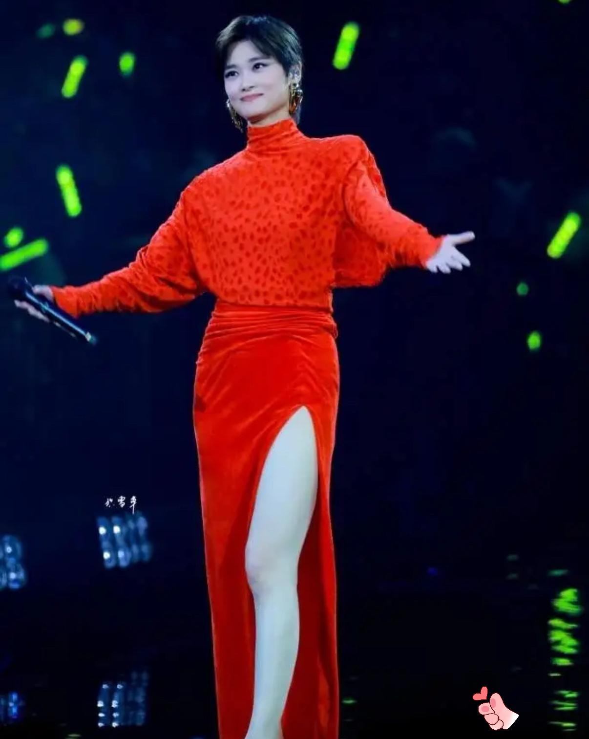 很多人都好奇李宇春为什么不结婚，
是不是因为她不喜欢男人呢？
…
其实并不是这样