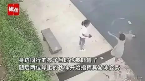 三个女孩在水边玩，有一个女孩不小心掉进水里。岸上的两个女孩还在上面教给她怎样游泳