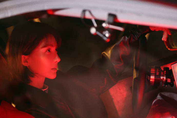 【金晨驾车出单方事故，算不算肇事逃逸？】 金晨到底算不算肇事逃逸 律师称金晨和助