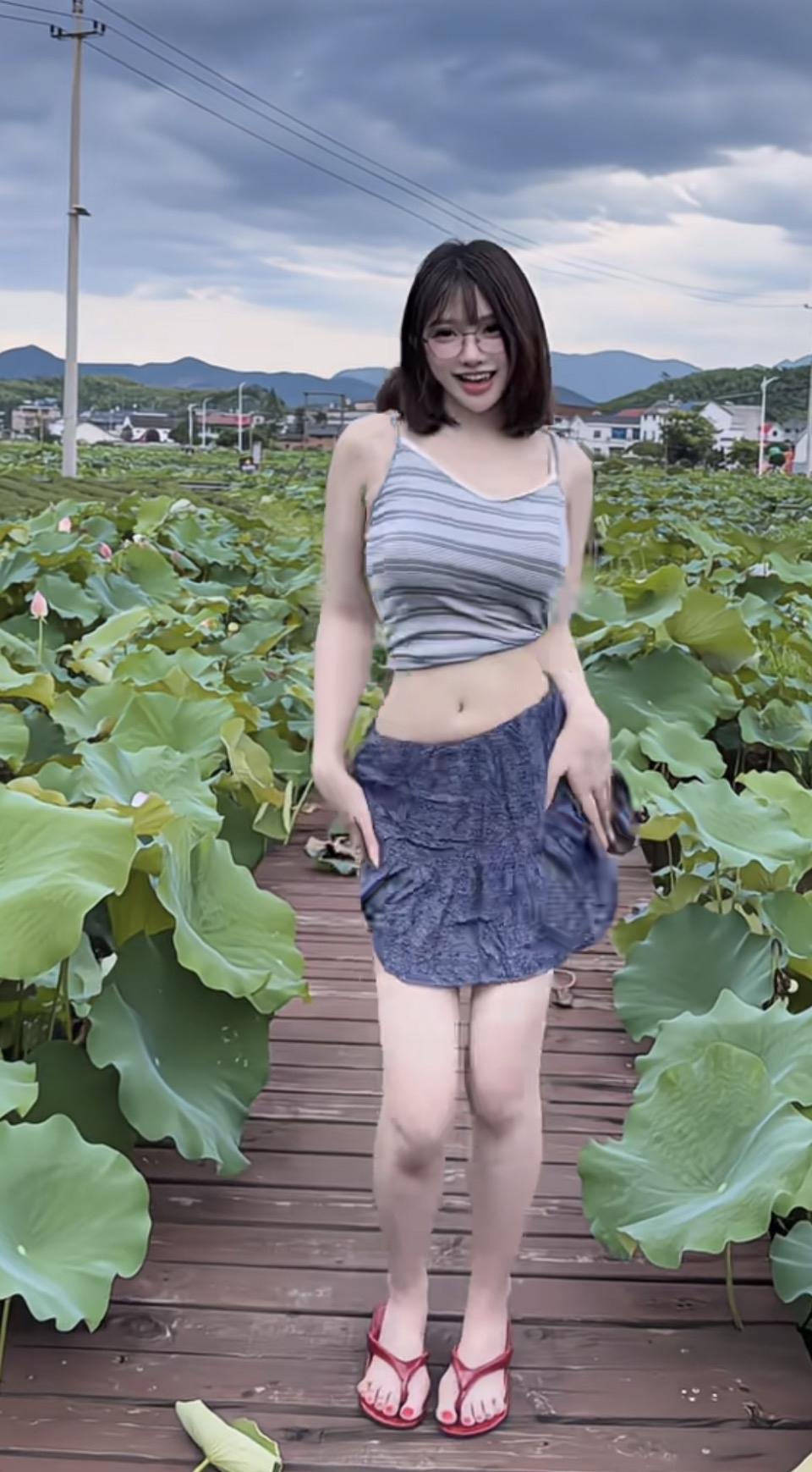 夏日荷塘漫步，清新自然，笑靥如花