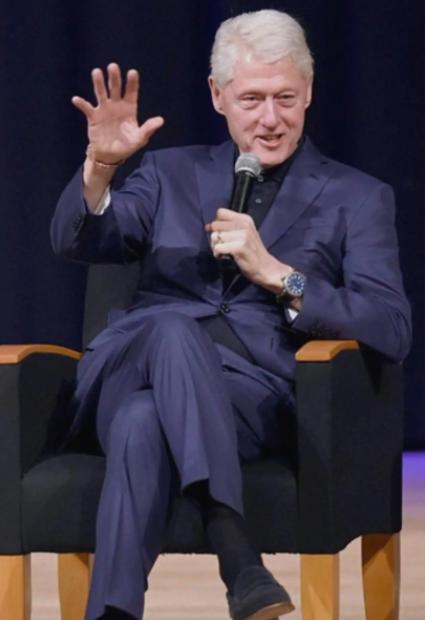 克林顿亲口承认：“当年拉中国入世是想用规则锁死中国，结果美国自己却爆了胎。”如今