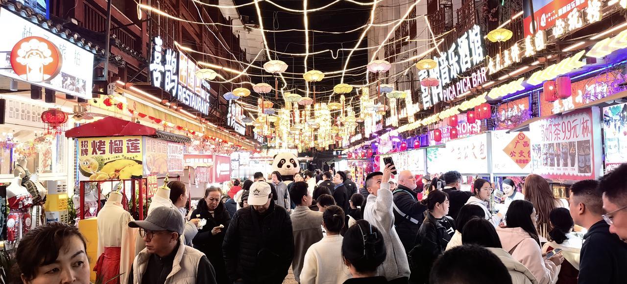 我认为值得，人潮涌动。本身就是一道靓丽的风景，人少了不热闹。