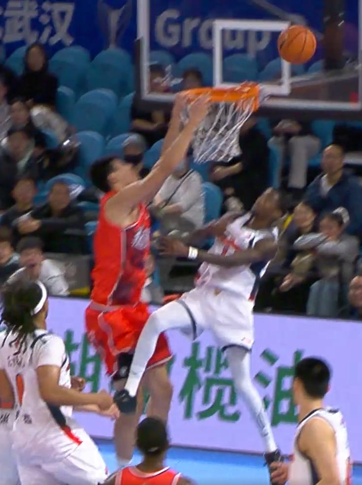 徐昕这场比赛是打兴奋了，看起来也是卯足了劲想表现，从开头投进一个2分到最后二十多