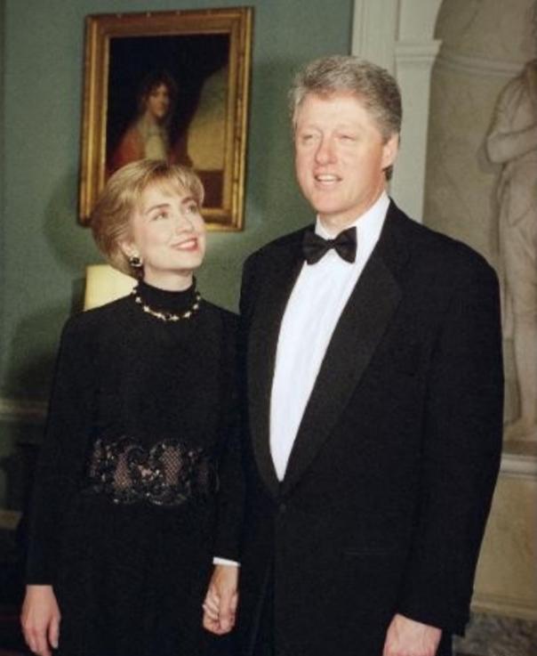 美国前总统克林顿与夫人希拉里在年轻时候是帅哥和美女，美国政坛明星夫妻。现如今克林