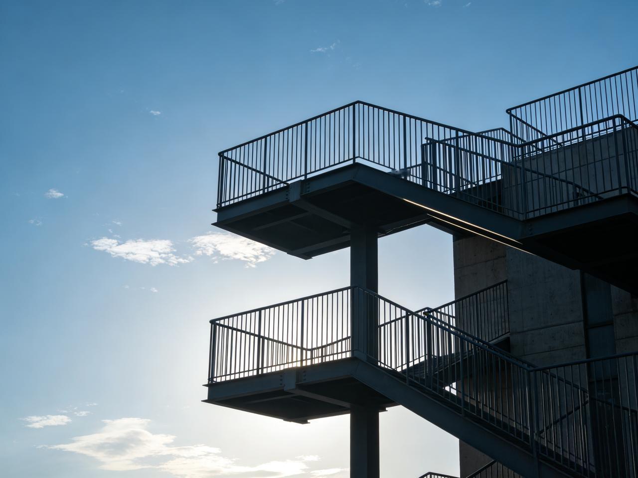 晨空澄澈，岁月安然
 
天光初启，晨蓝如练，薄云似被揉碎的棉絮，静静铺展在澄澈的