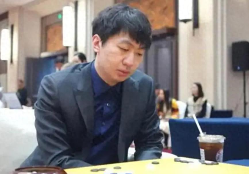 又一位围棋世界冠军被抬走
随着柯洁爆冷出局之后，北海杯世界围棋公开赛，党毅飞也被