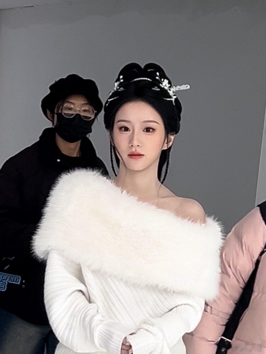 包上恩淡颜美到我了 看到包上恩的淡颜，就像发现了宝藏一样，她的美不张扬却很持久，