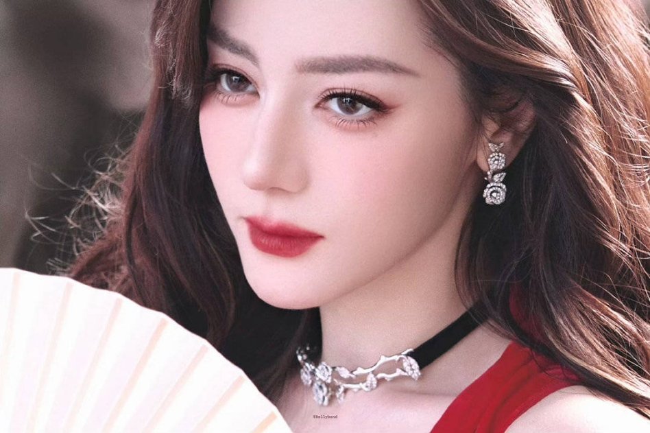 杨紫纪梵希，迪丽热巴Dior，两位90花TOP的巴黎时装周之行都被认领！两位to