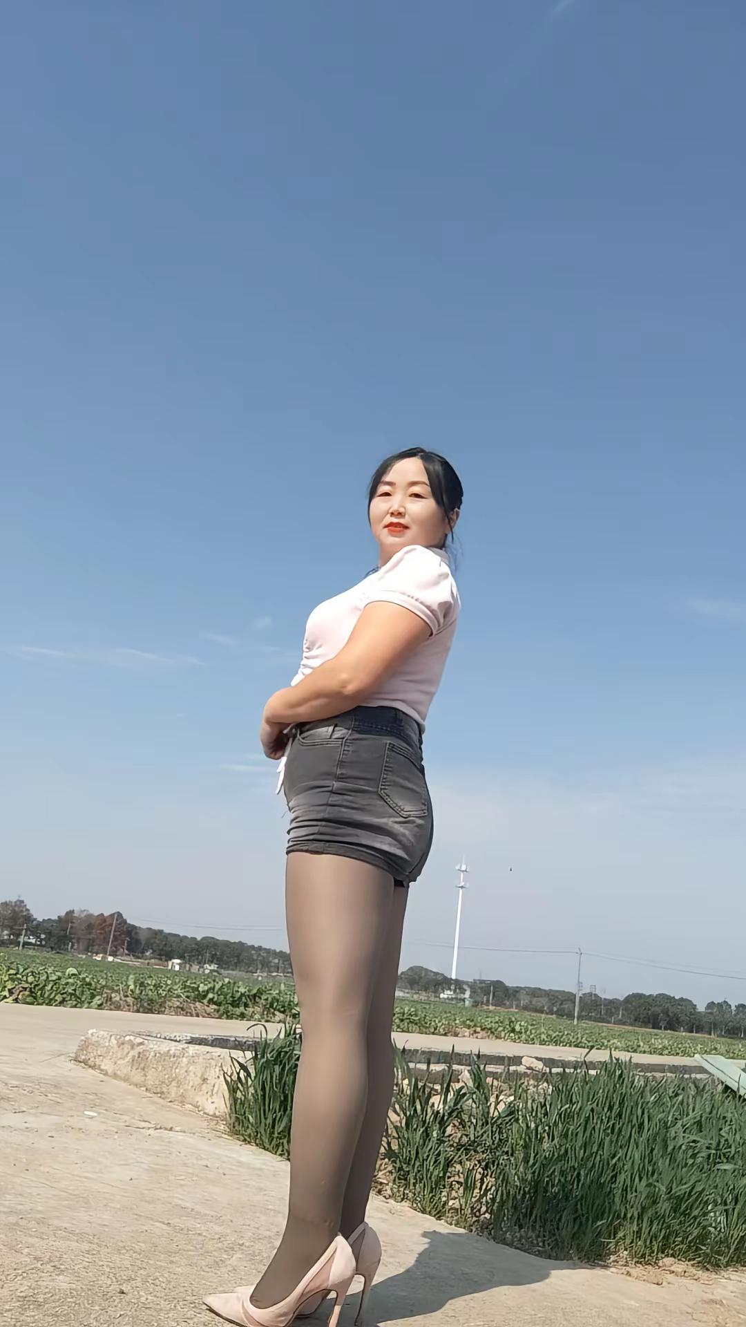 是的，真的女人没有爱，女人她只爱她自己，除了他爱他自己，他只喜欢快递，买衣服，买