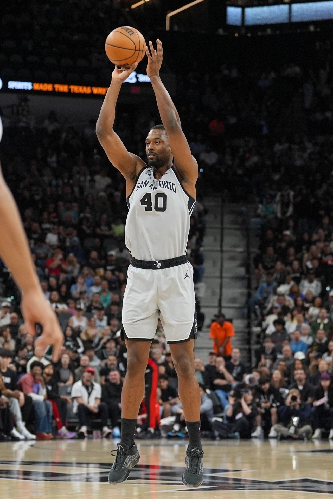 如果巴恩斯今天能拿到17分，马刺将是历史上首支单赛季有8名球员场均得分上双的球队